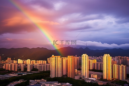 一座拥有高耸建筑物的城市，彩虹在它们上方闪耀