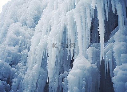 冰上嬉戏背景图片_冰上覆盖着大冰柱和冰柱