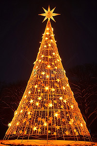 圣诞树亮背景图片_一棵由灯光和星星组成的点亮的节日树