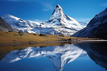 雪山湖景背景图片_阿尔卑斯山