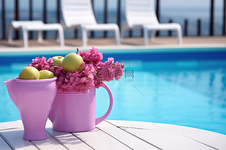 泳池蓝色角落里放着一些水果和椅子，上面放着紫色花瓶和鲜花