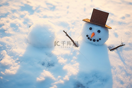 雪中​​展示了一个拿着棍子和棍子当帽子的雪人