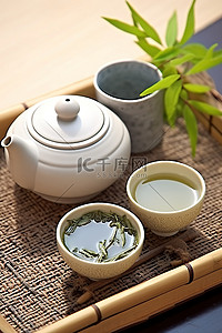 竹盘杯和壶上的新鲜茶