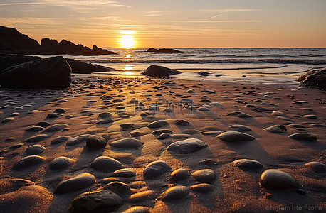 日落时，海滩上覆盖着厚厚的岩石和沙子，日出在你身后