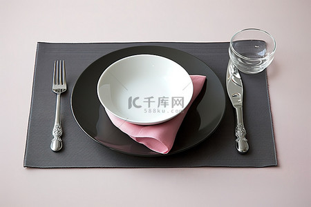 垫子餐垫背景图片_黑色餐垫搭配白色盘子
