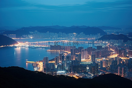 香港的一座山，俯瞰城市和海洋