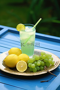 果粒奶优饮料背景图片_蓝盘上的柠檬饮料和葡萄