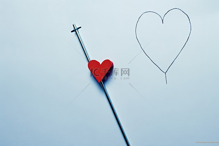 爱信背景图片_一个写着“爱”字的蓝色信封靠在一个红色夹子上