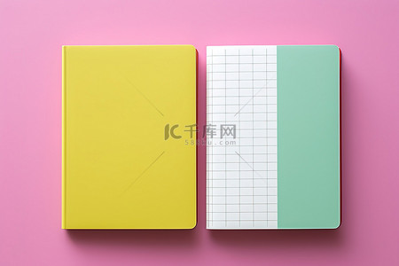 文具笔记本背景图片_黄色背景上的两个彩色文具笔记本