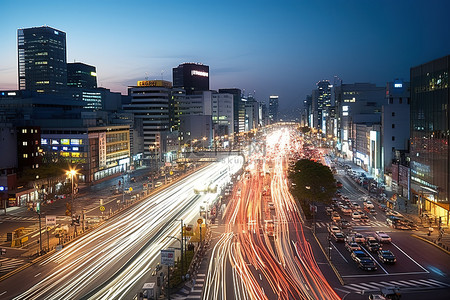 黄昏时分，长时间曝光俯视首尔拥挤的街道