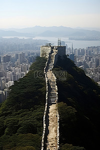 通往高海拔和城市景观的道路