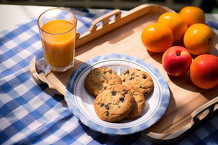 早餐包括饼干，托盘上有橙汁咖啡和水果