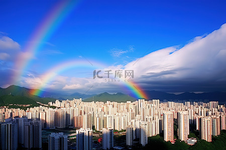 彩虹山背景图片_香港城上空的彩虹免费