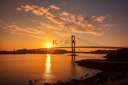 都市大桥背景图片_一座岛屿坐落在阳光下的风景中