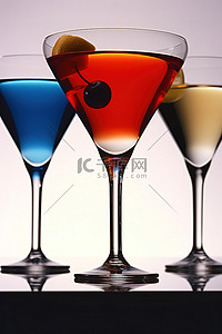 鸡尾酒调制背景图片_不同色调的鸡尾酒在玻璃杯中展示