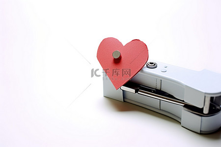 动态桃心墙制作背景图片_使用钉枪制作一个心形的盒子