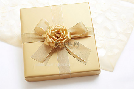 白色背景上有金色装饰丝带和礼品标签的礼品盒