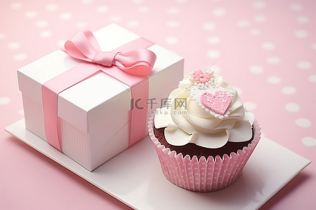 标签装饰背景图片_白色盒子里的两个纸杯蛋糕装饰着白色蝴蝶结