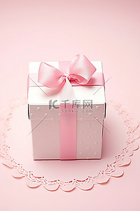 圆点白色背景图片_圆点白色蛋糕盒，白纸上有粉红丝带