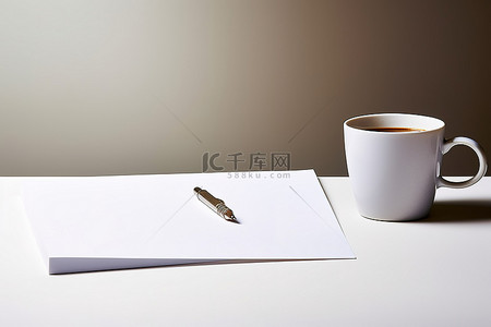 笔的背景图片_带有杯子文件和笔的办公室环境示例