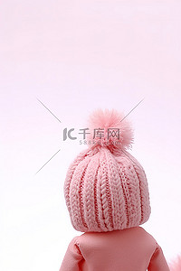 粉色毛线帽是用绒球编织而成的