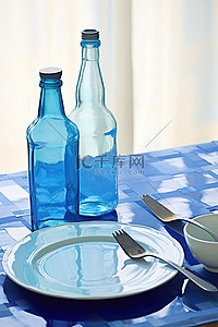 桌子上有蓝色的玻璃瓶