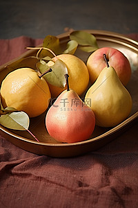 桌子上的托盘上放着各种梨，上面有叶子