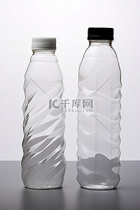 两个透明塑料瓶，盖子打开