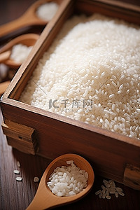 木盒里的米饭和勺子