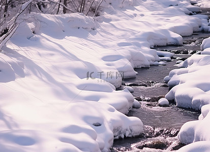我我我我背景图片_冬天的小溪对我来说很新鲜