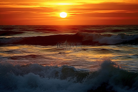 太阳从海面升起，海浪拍打着海面