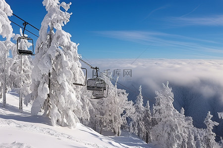 雪山覆盖着滑雪缆车
