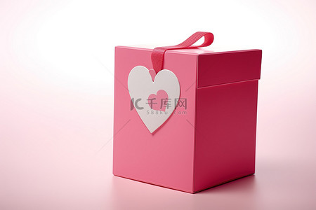 特殊的队伍背景图片_粉色纸盒上有一颗心，形状特殊，可以送给心爱的人