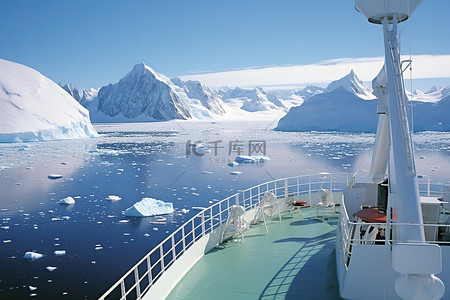 看山背景图片_从后甲板上看，船周围有浮冰
