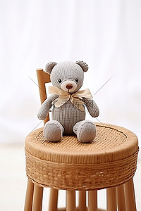 礼品盒有一只小手，椅子上坐着一只泰迪熊