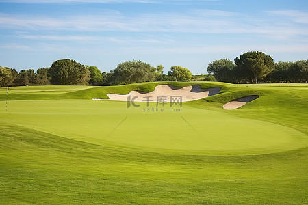 跳远沙坑背景图片_一个绿色的高尔夫球场，有一个美丽的绿色沙坑