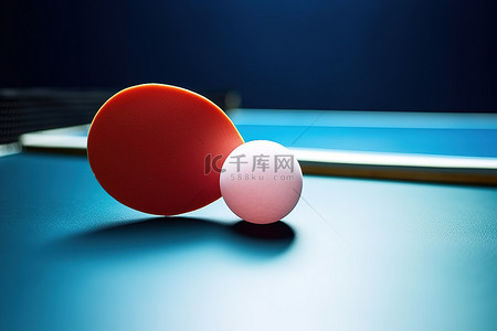 乒乓球拍和橙色乒乓球可以用来打乒乓球