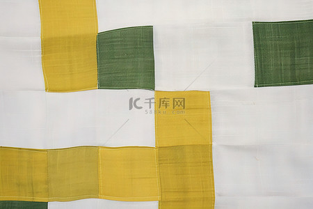 一条毯子有绿色和黄色的被子设计