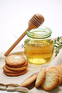 正在使用装有蜂蜜的木勺将饼干铺在牛皮纸上