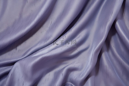 丝绸织物和蓝色背景的近距离视图