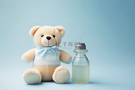 一只毛绒泰迪熊拿着一瓶液体