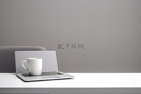 笔记本电脑框架背景图片_一台打开的笔记本电脑放在一杯咖啡旁边