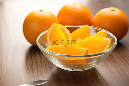 木板背景图片_玻璃碗里的橙子和果汁