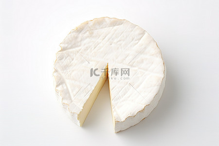 白色背景下的一片白奶酪