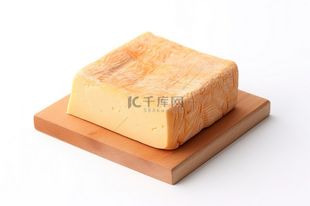 一块奶酪背景图片_一块奶酪板，上面有一块方形木板