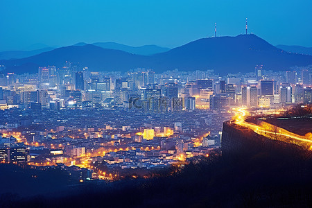黄昏时分，首尔的城市景观被点亮
