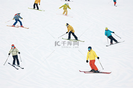 人们在斜坡上滑雪