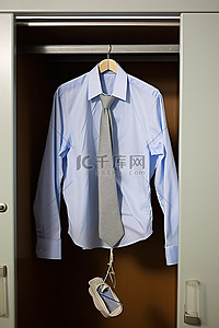 纯黑领带背景图片_衣柜里挂着一套儿童套装和一条蓝色领带