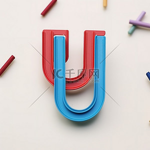 彩色回形针和围绕字母 u 的金属环