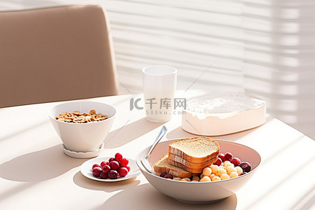 桌上一碗谷物水果和烤面包
